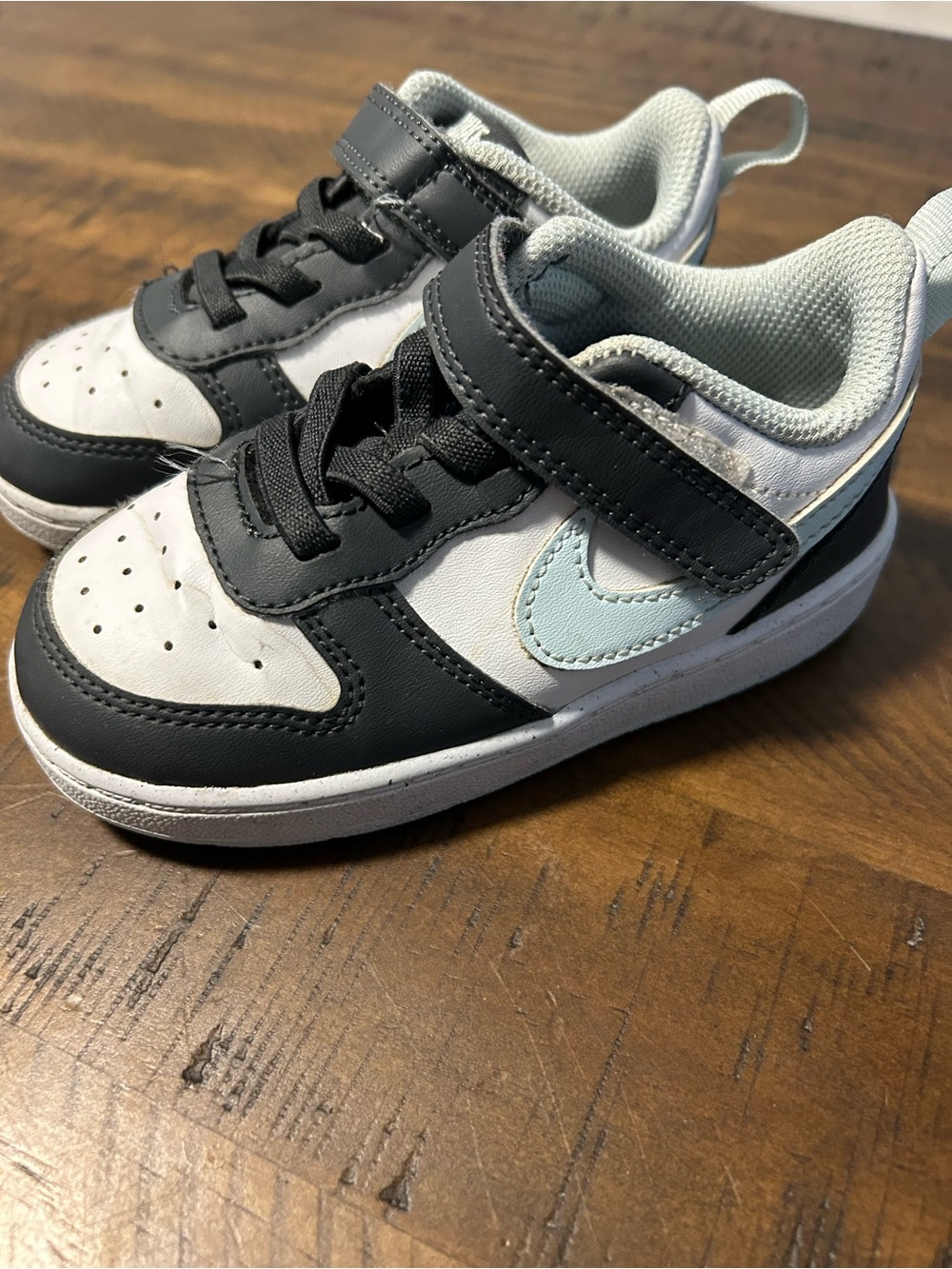 Nike Kids Low-Top Sneakers in Black, White & Light Blue
